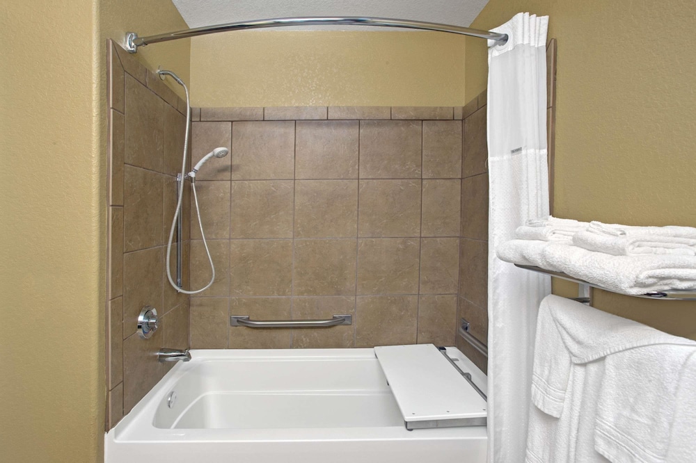 Room, 2 Queen Beds, Accessible - Photo 4