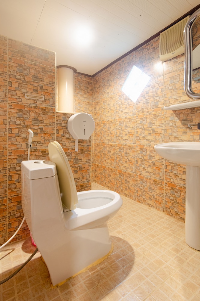 Family Room, 3 Twin Beds, Private Bathroom photo 2