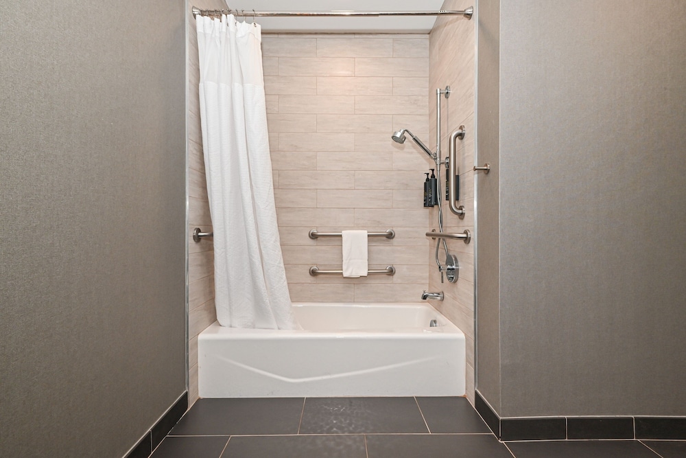 Room, 2 Queen Beds (Mobility Accessible, Tub) - Photo 4