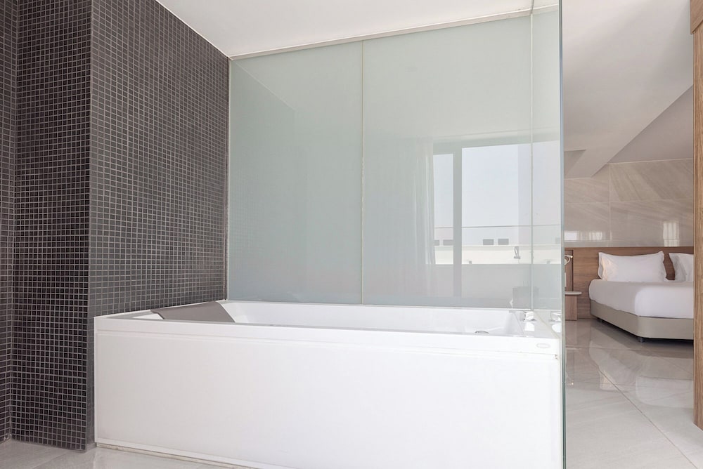 Junior Suite (External Jacuzzi) photo 3