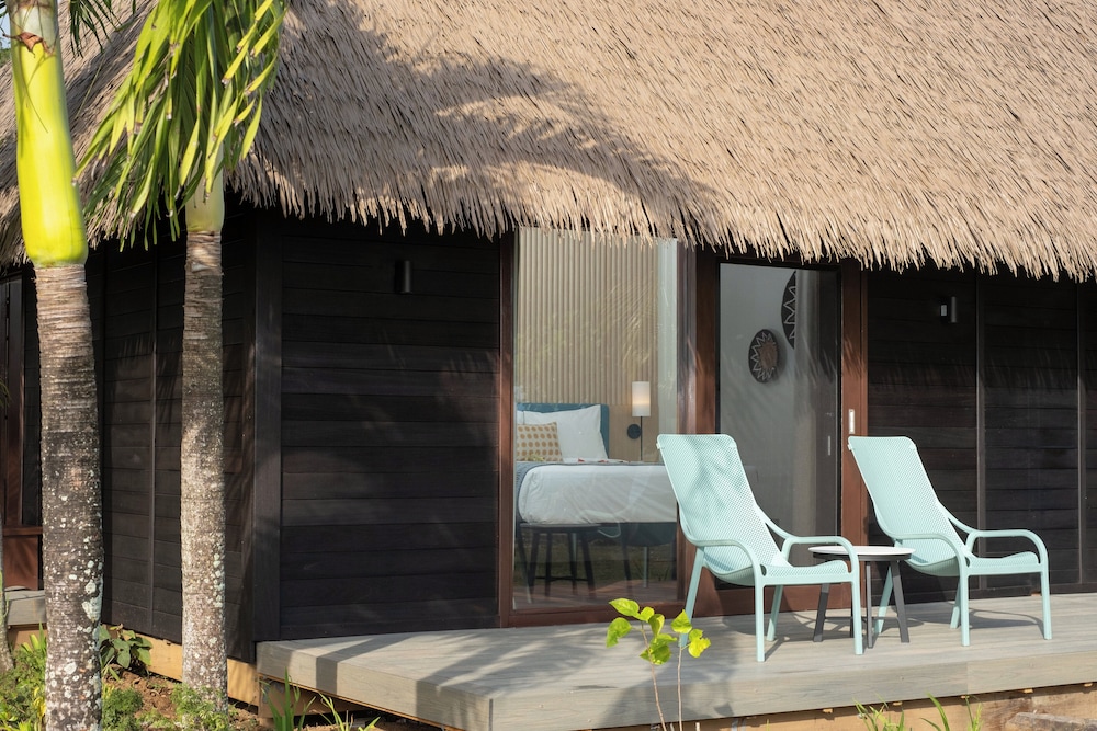 Deluxe Beachfront Bure photo 7