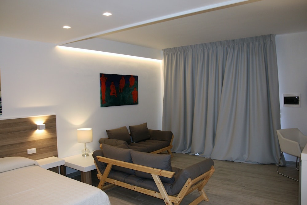 Junior Studio Suite, Pool View photo 3
