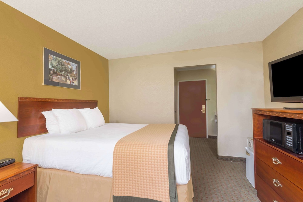 Standard Room, 1 Queen Bed, Non Smoking - Photo 1