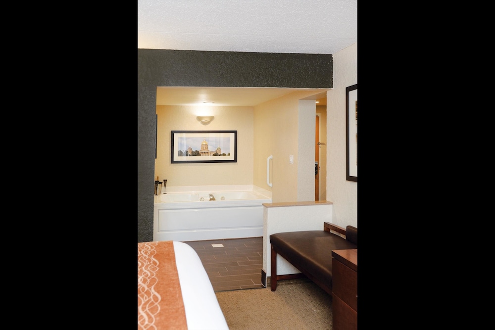 Suite, 1 King Bed with Sofa bed, Jetted Tub, River View photo 2