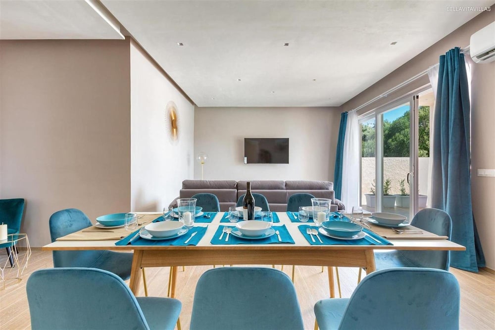 Villa photo 2