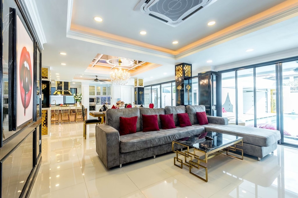 Luxury Villa - Photo 2