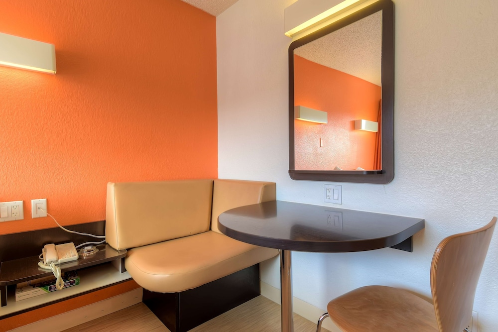 Premium Room, 1 Queen Bed, Non Smoking, Refrigerator photo 3