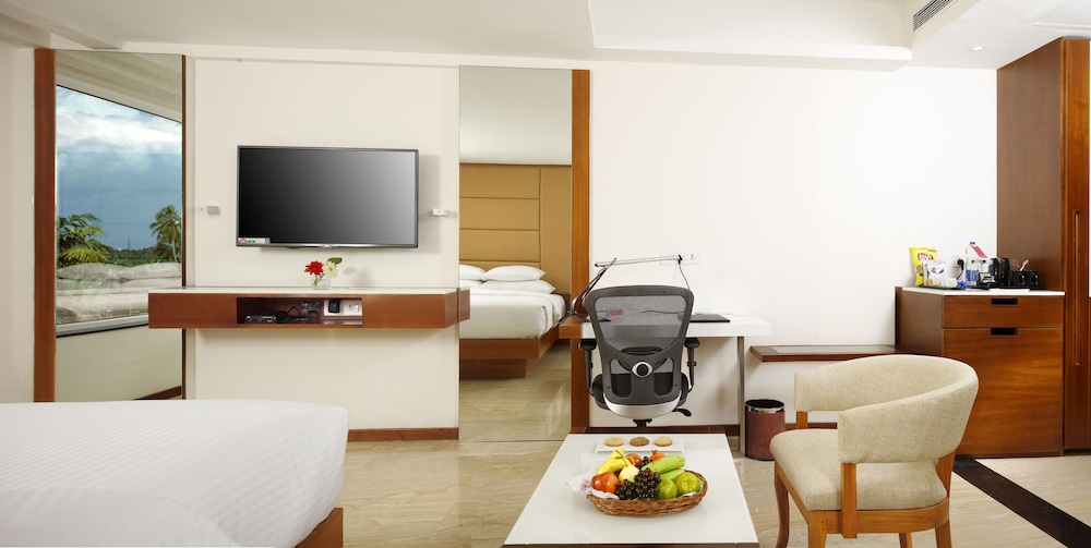 Luxury Room, 1 King Bed, Non Smoking, Lake View - Photo 5