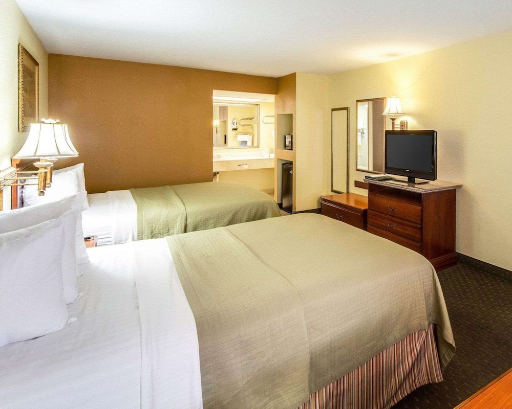 Room, 2 Queen Beds, Accessible, Non Smoking - Photo 4