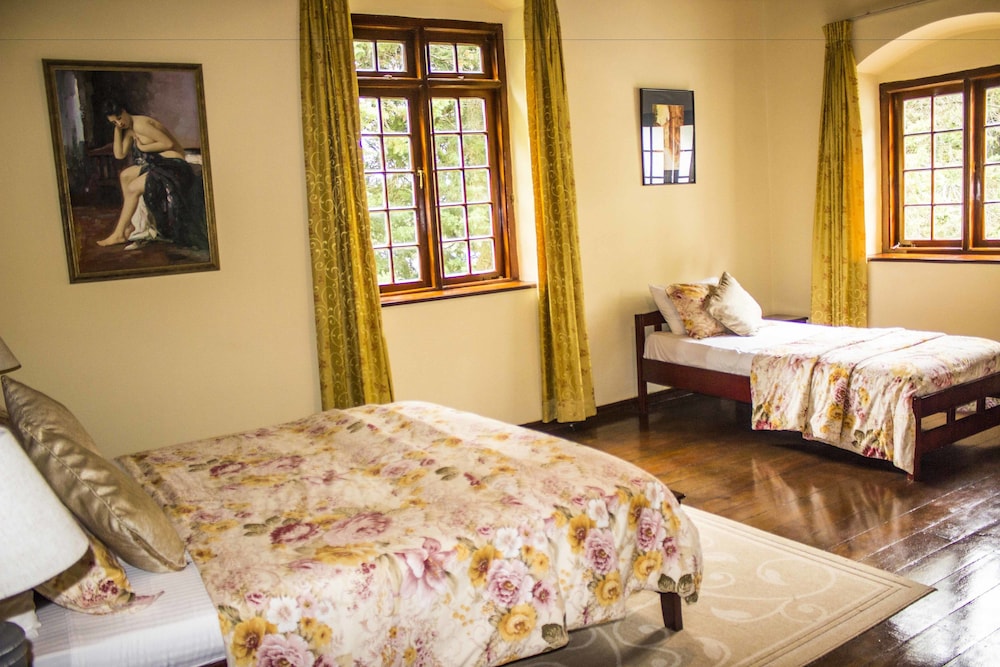 Bungalow, Hill View(3 queen,2 double,2 single beds) photo 1