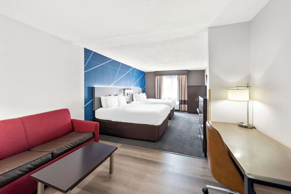 Suite, Multiple Beds, Non Smoking - Photo 8