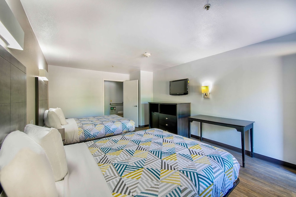 Deluxe Room, Multiple Beds, Accessible, Non Smoking - Photo 6