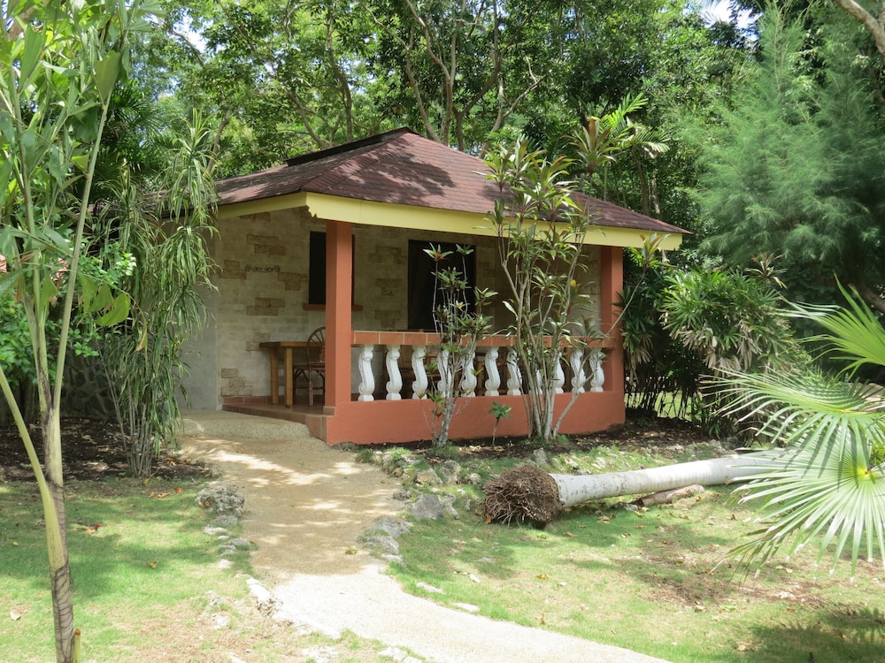 Comfort Bungalow, 1 Queen Bed, Kitchenette, Pool View photo 2