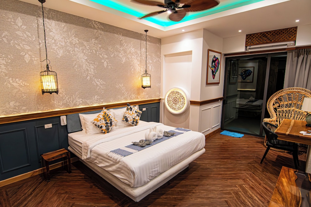 Deluxe King Room Pool View