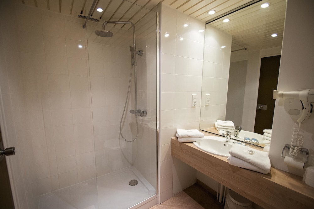 Superior Room, Multiple Beds (1 double and 1 single bed) photo 3
