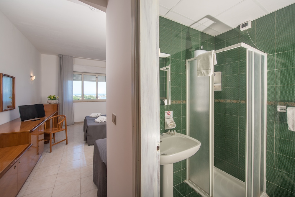 Quadruple Room (2 adults + 2 children) photo 2