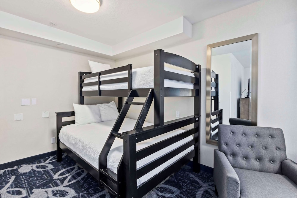 Standard Room, Multiple Beds, Non Smoking, Refrigerator & Microwave (Larger Room) photo 2
