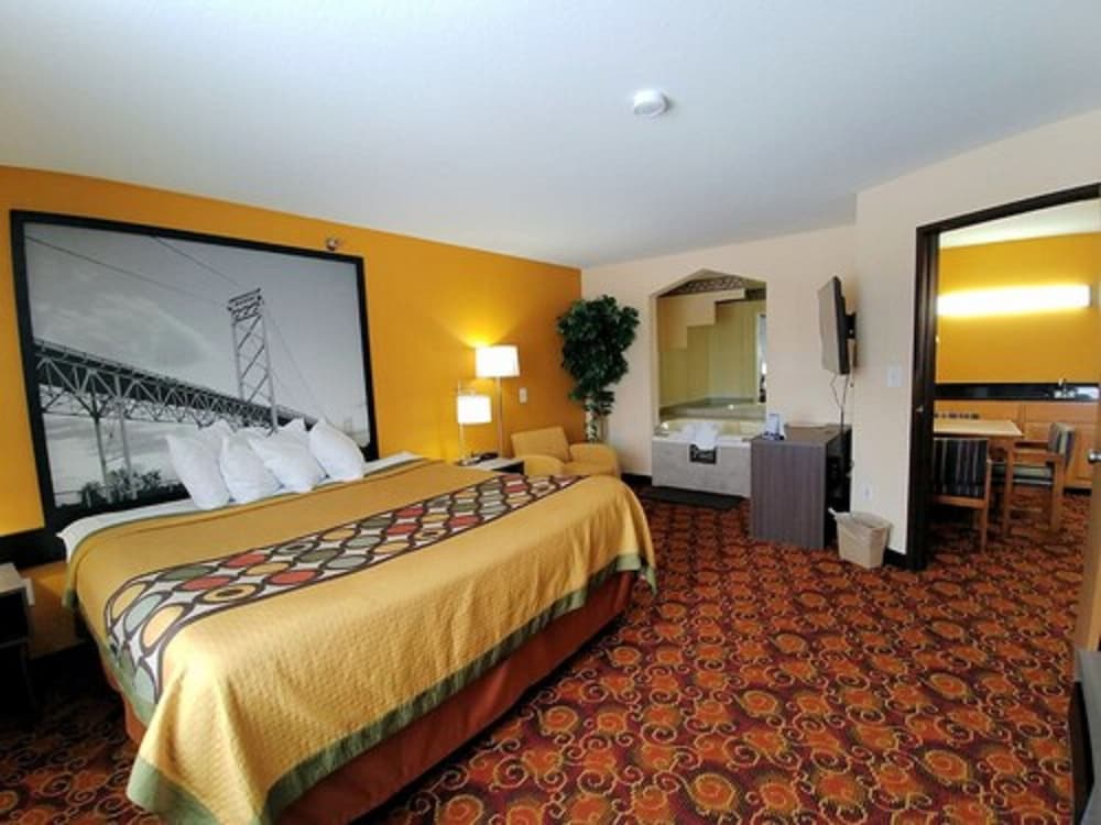 Deluxe Suite, 1 King Bed, Non Smoking - Photo 2