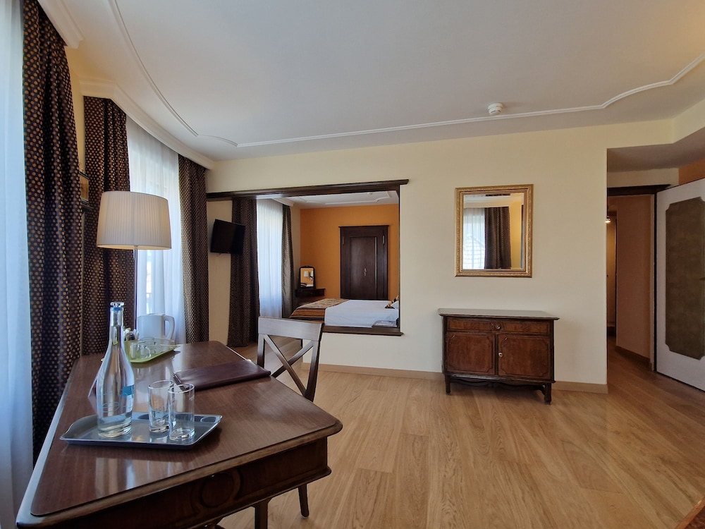 Junior Suite, 1 Queen Bed - Photo 5