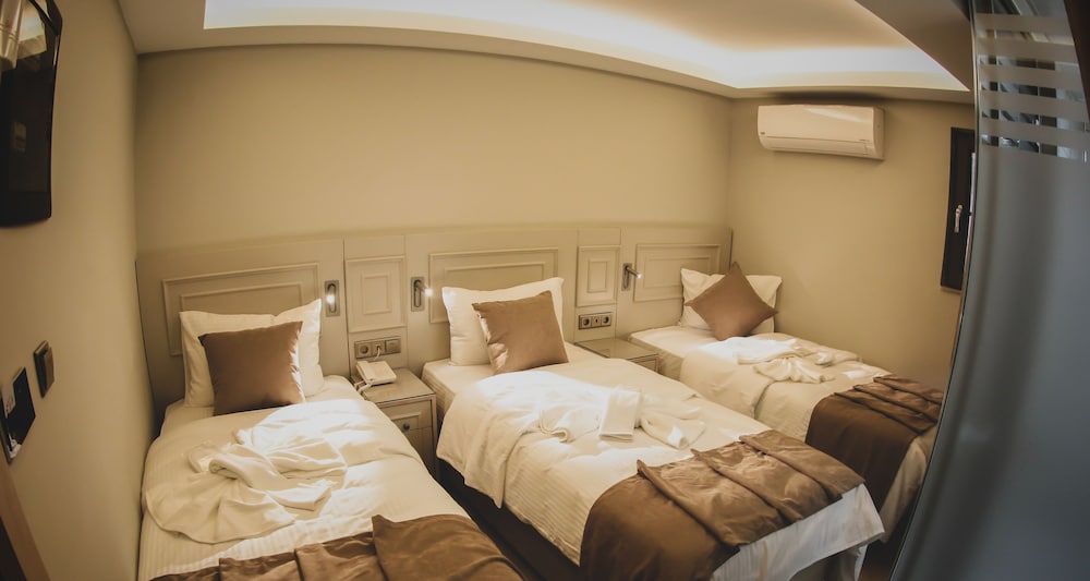 Deluxe Triple Room photo 2