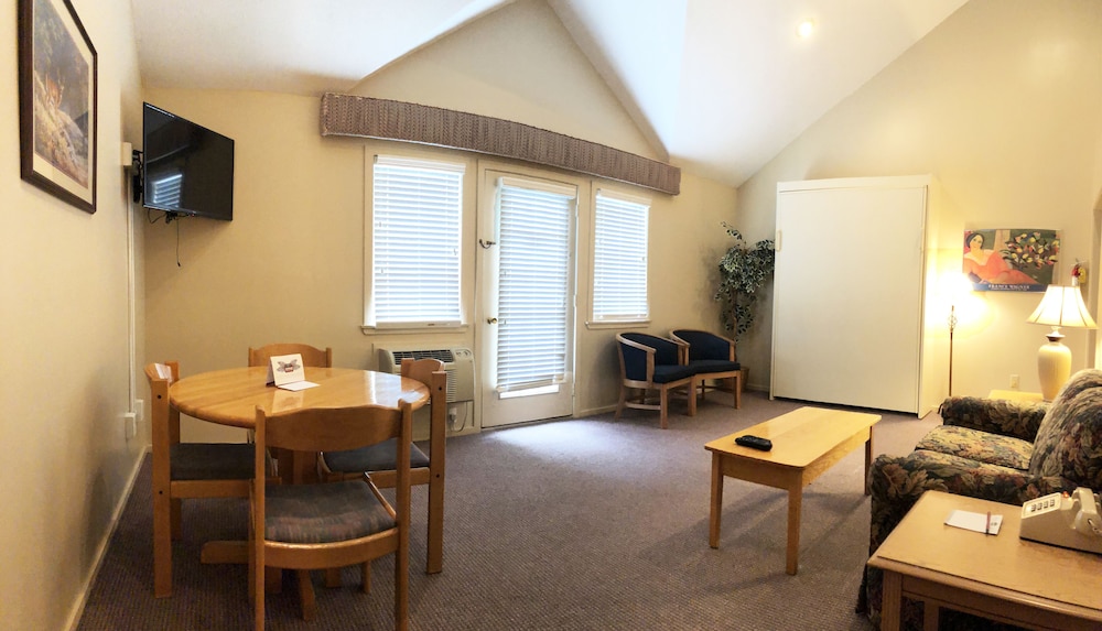 1 Bedroom Unit, 1 Queen Wall Bed, Queen Sleep Sofa photo 2
