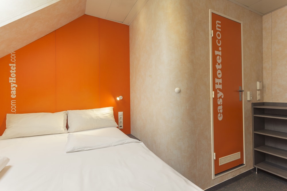 Small Double room thumbnail 5