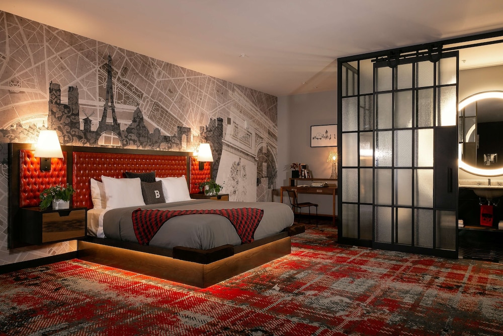Deluxe Room, 1 King Bed, Balcony photo 1