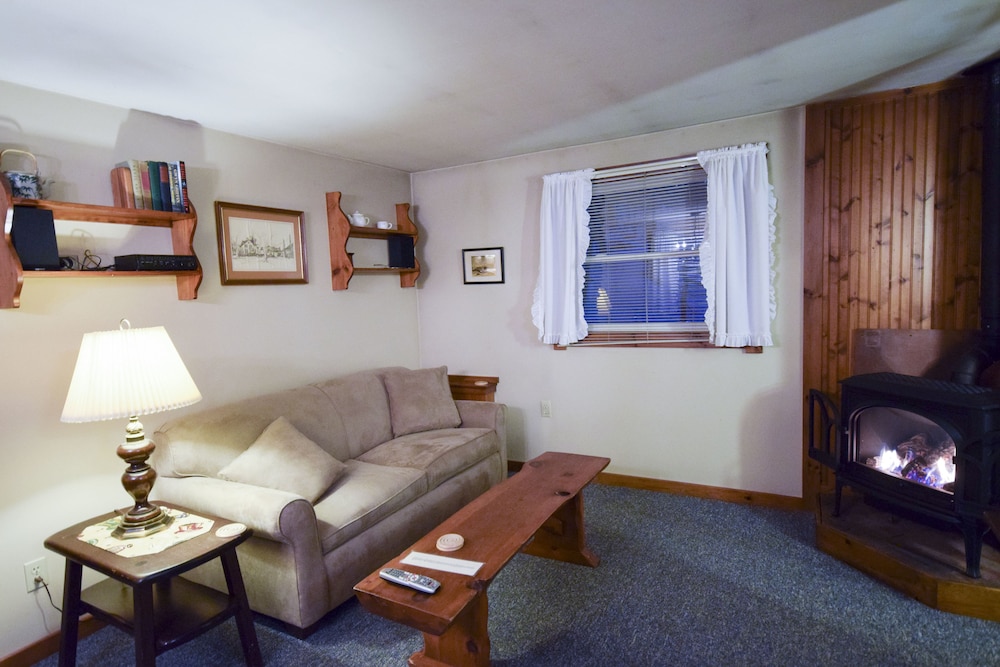 One Bedroom w/ 1 Queen Bed & Sleeper Sofa photo 3