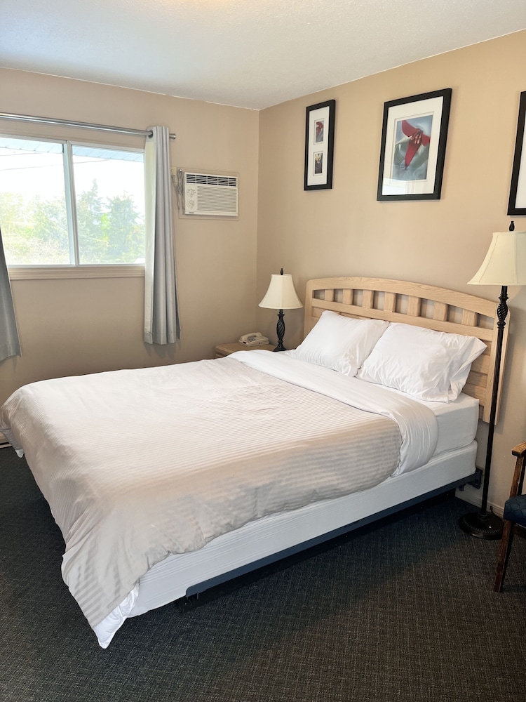 Standard Room, 1 Queen Bed (Upper Level by Stairs Only) photo 2