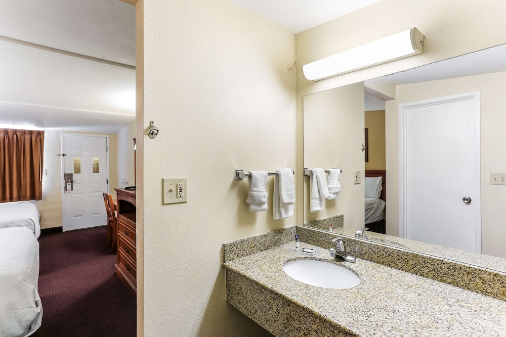 Room, 2 Queen Beds, Smoking - Photo 4