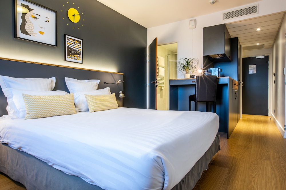 Junior Suite, 1 Queen Bed (with Single Sofabed) photo 3
