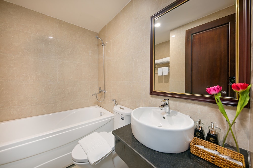 Executive Double Room, 1 King Bed, Bathtub, City View - Photo 3