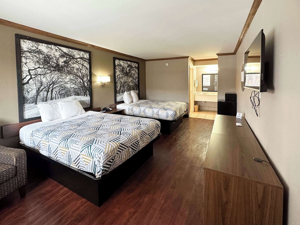 Standard Room, 2 Double Beds, Smoking - Photo 1
