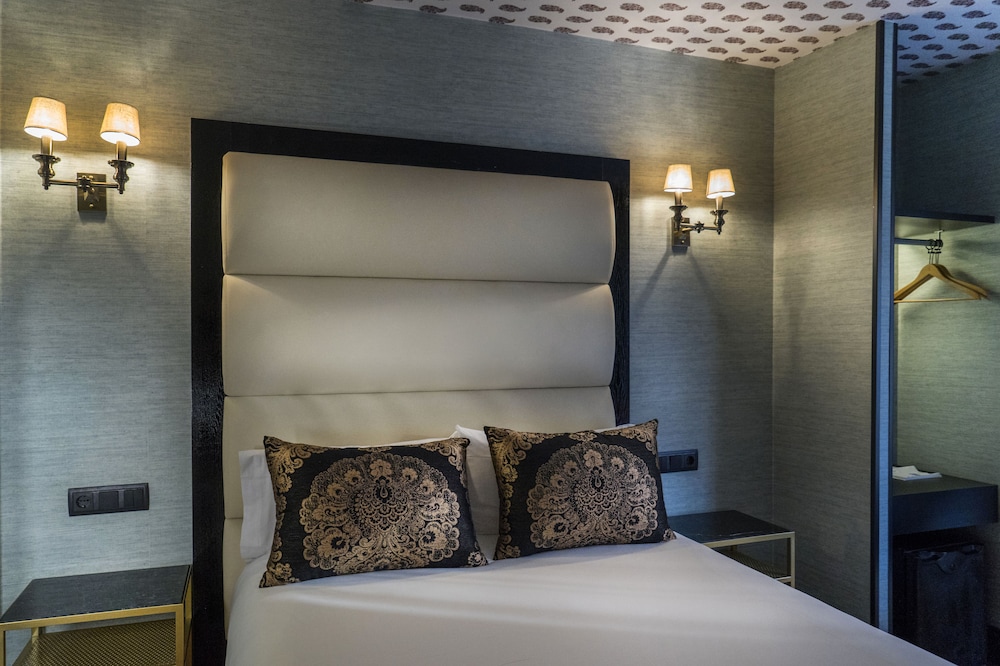 Deluxe Double Room - Photo 11
