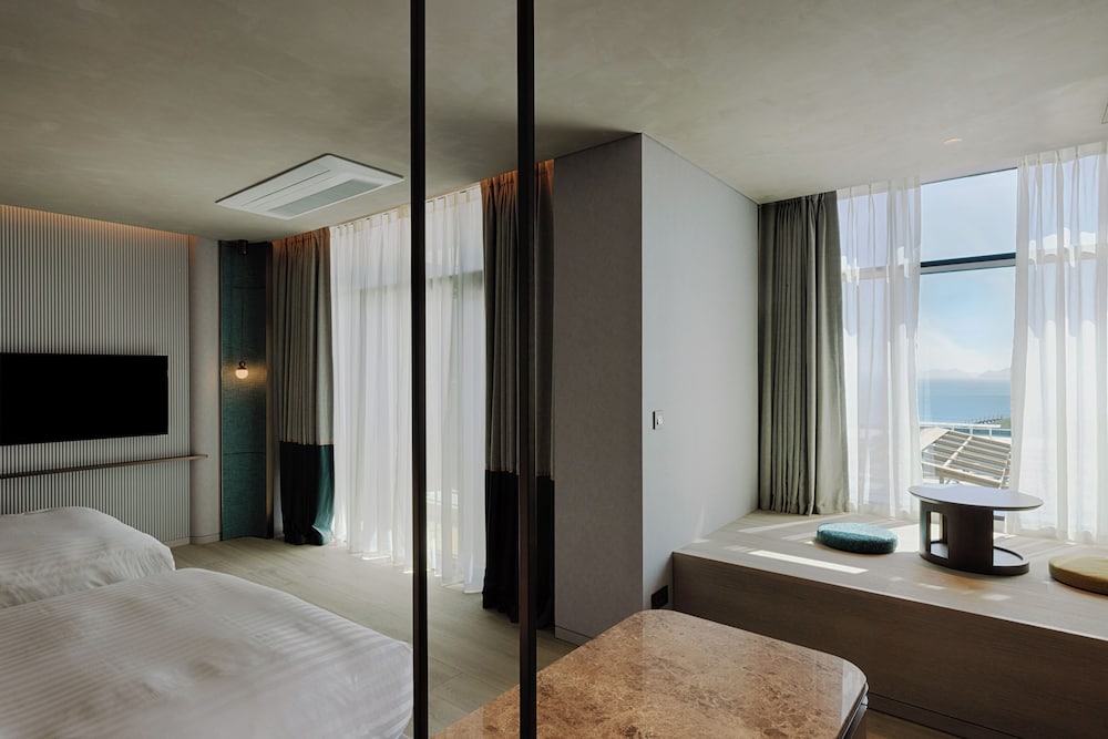 [Hotel] Deluxe (View Free/2Doubles)
