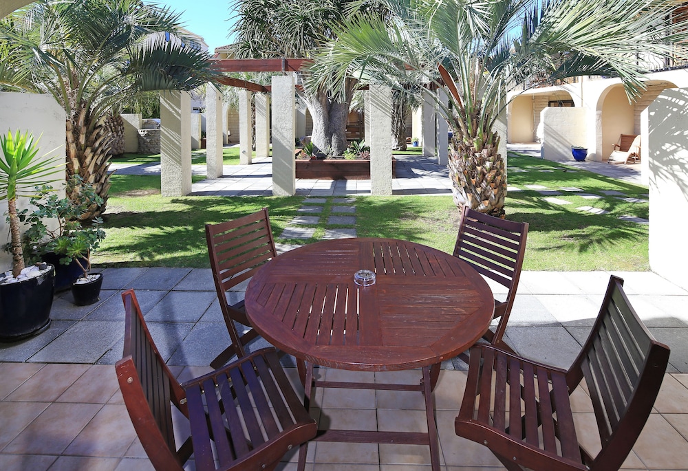 Two Bedroom Apartment with Courtyard - Photo 5