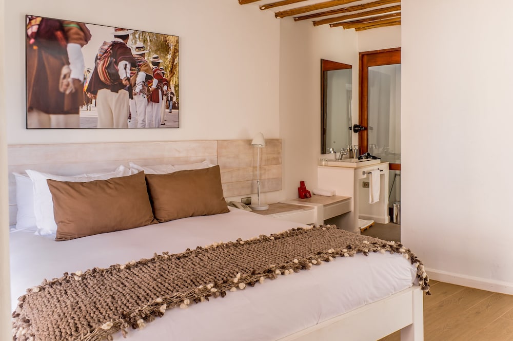 Suite, 1 Queen Bed - Photo 2
