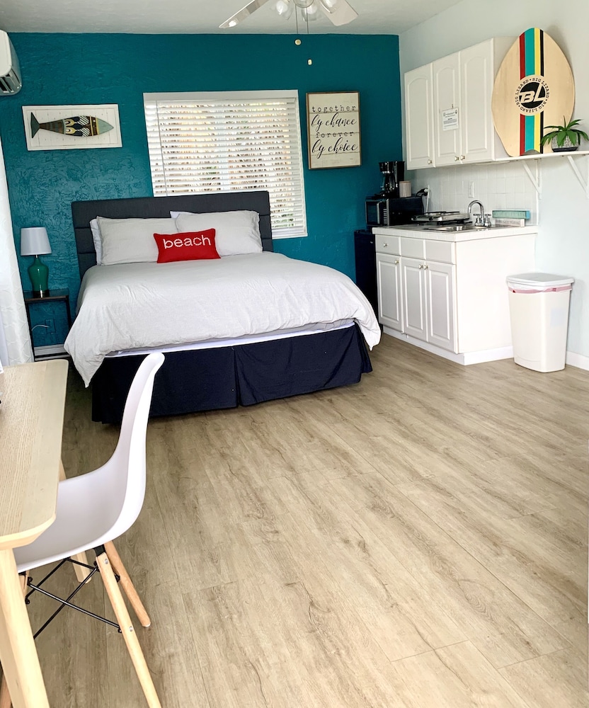 Junior Studio Suite, 1 Queen Bed, Garden View, Garden Area