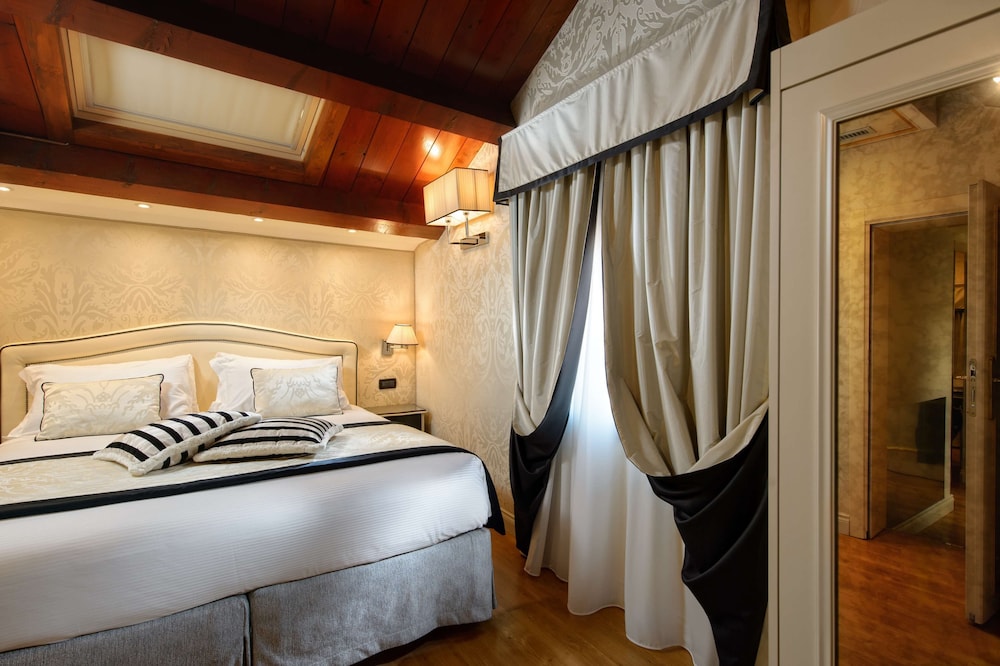 Premium Room, 1 Queen Bed, Non Smoking thumbnail 5