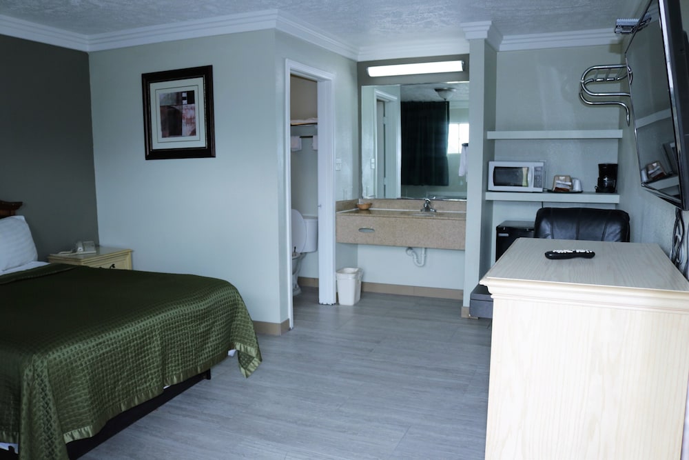 Deluxe Room, 1 Queen Bed, Smoking photo 3