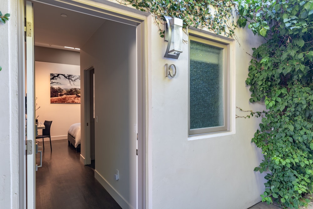 Courtyard Room 10 (Skylight)