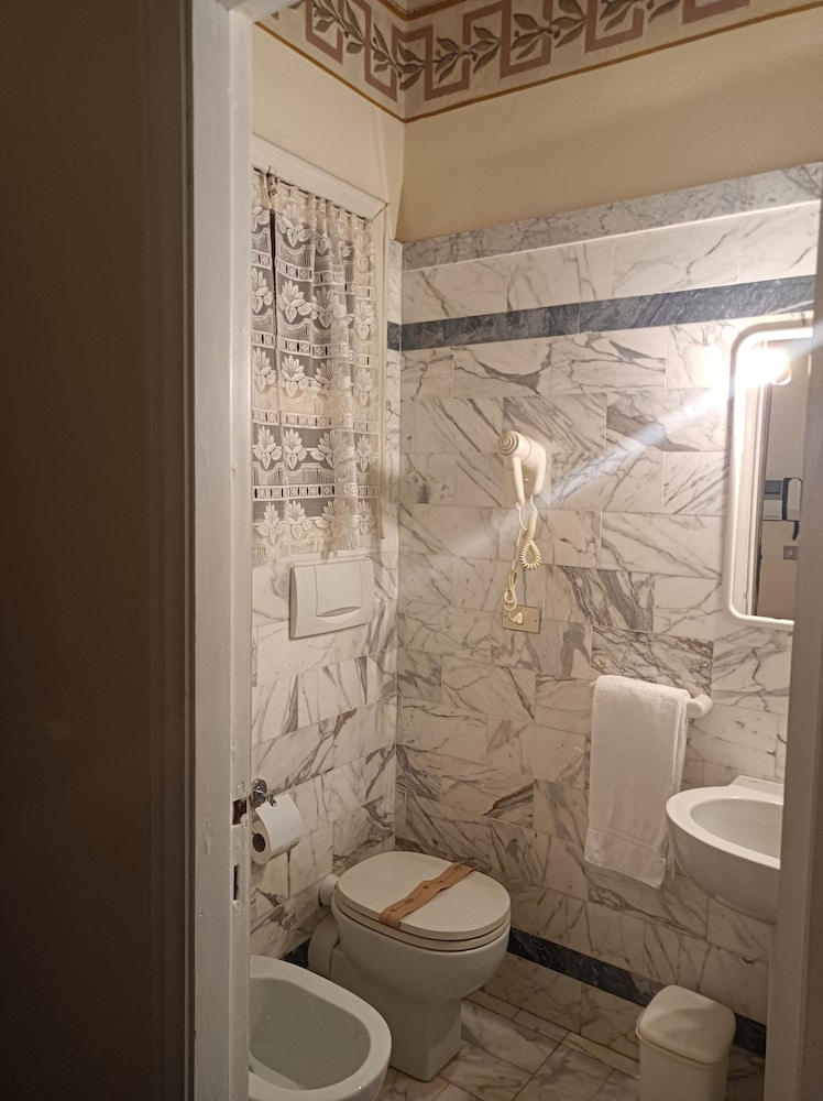 Economy Double Room (Beach Access Not Included) - Photo 4
