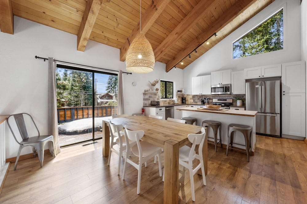 House, Multiple Beds, Patio, Mountain View (Bright & Modern Cabin) photo 2