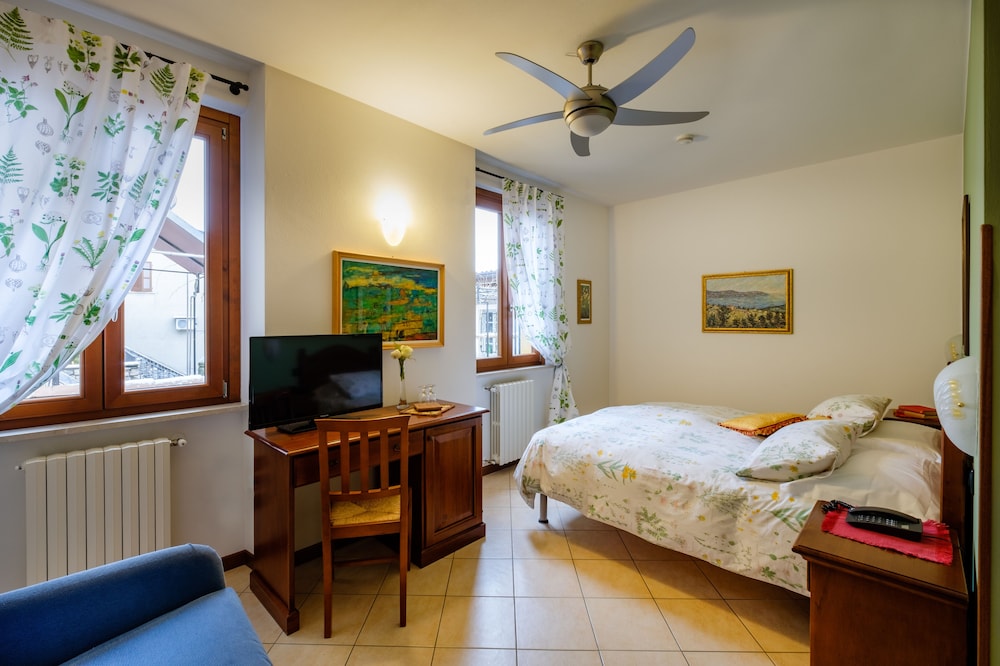 Classic Triple Room, Accessible photo 3
