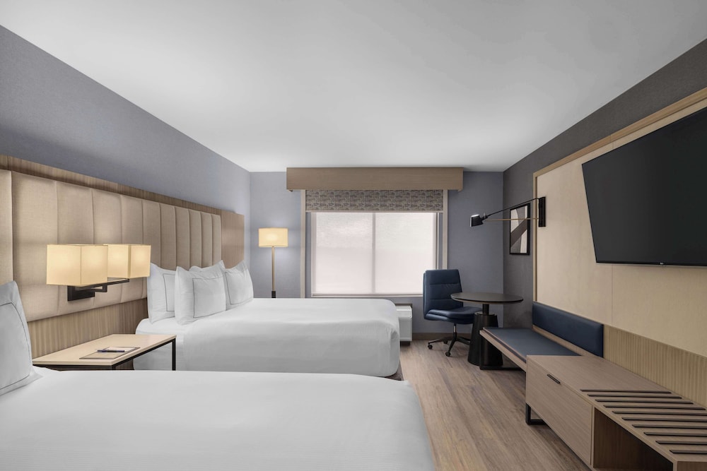 Room, 2 Queen Beds, Non Smoking (Roll-In Shower) - Photo 4
