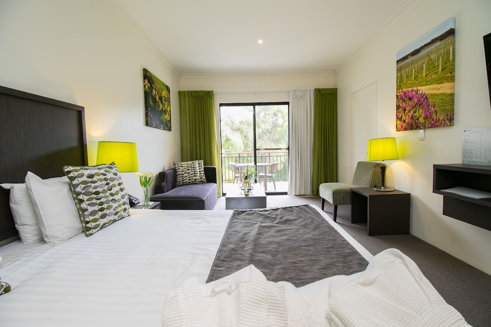 Deluxe Studio Suite, 1 King Bed, Non Smoking photo 3