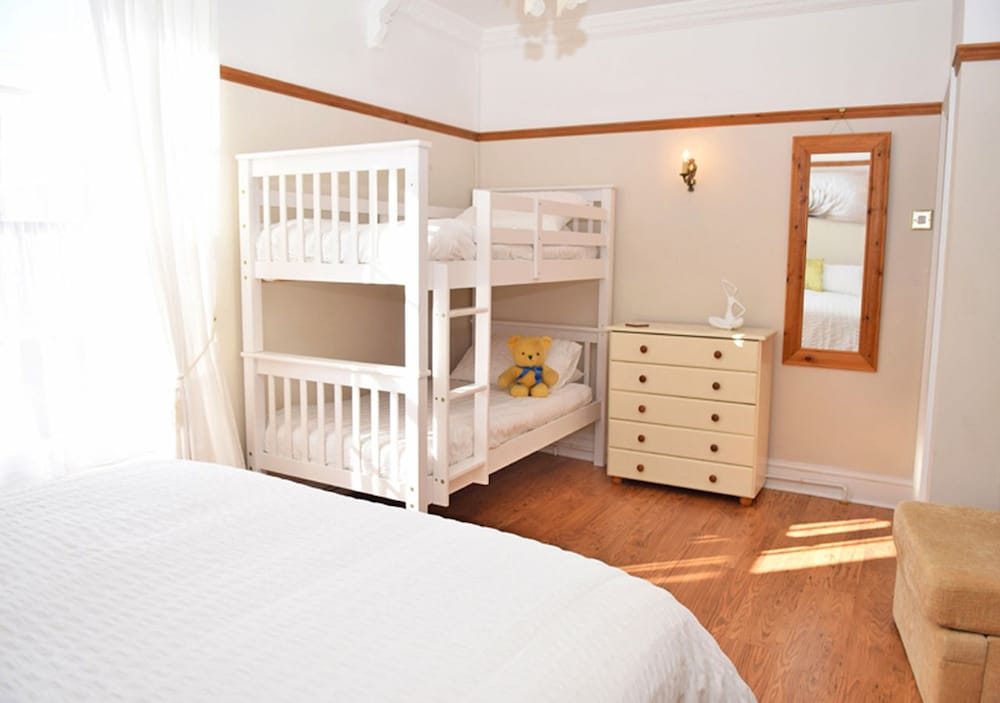 House, 4 Bedrooms, Non Smoking photo 2