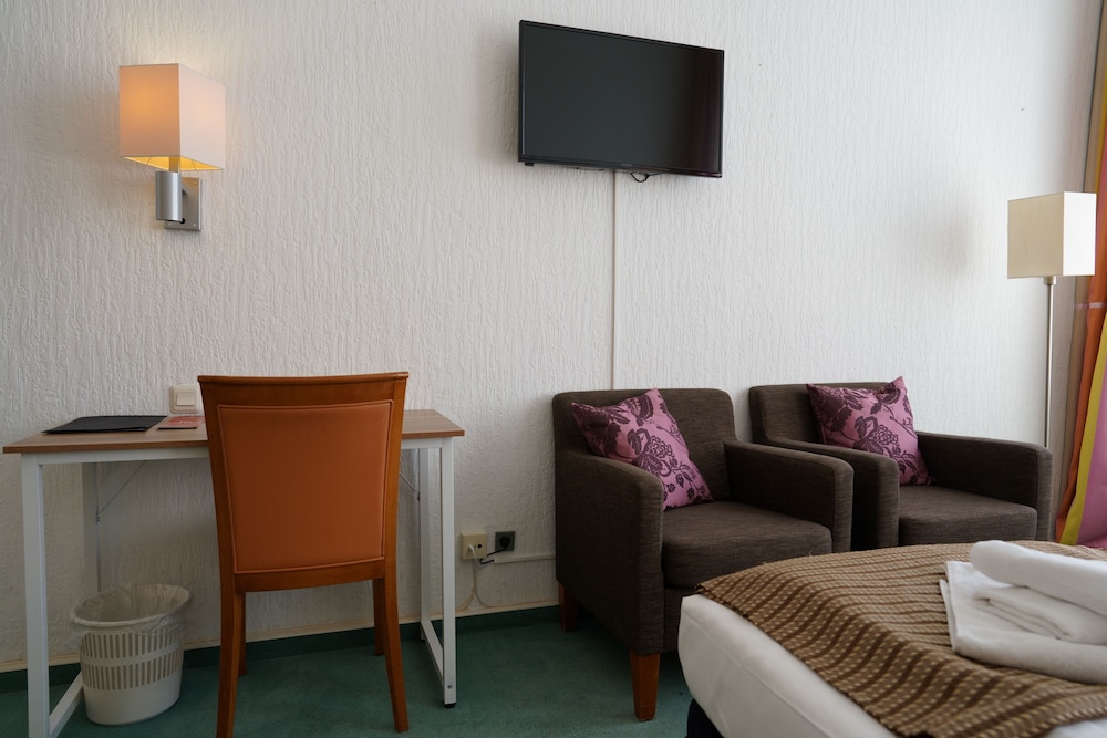 Economy Triple Room photo 2