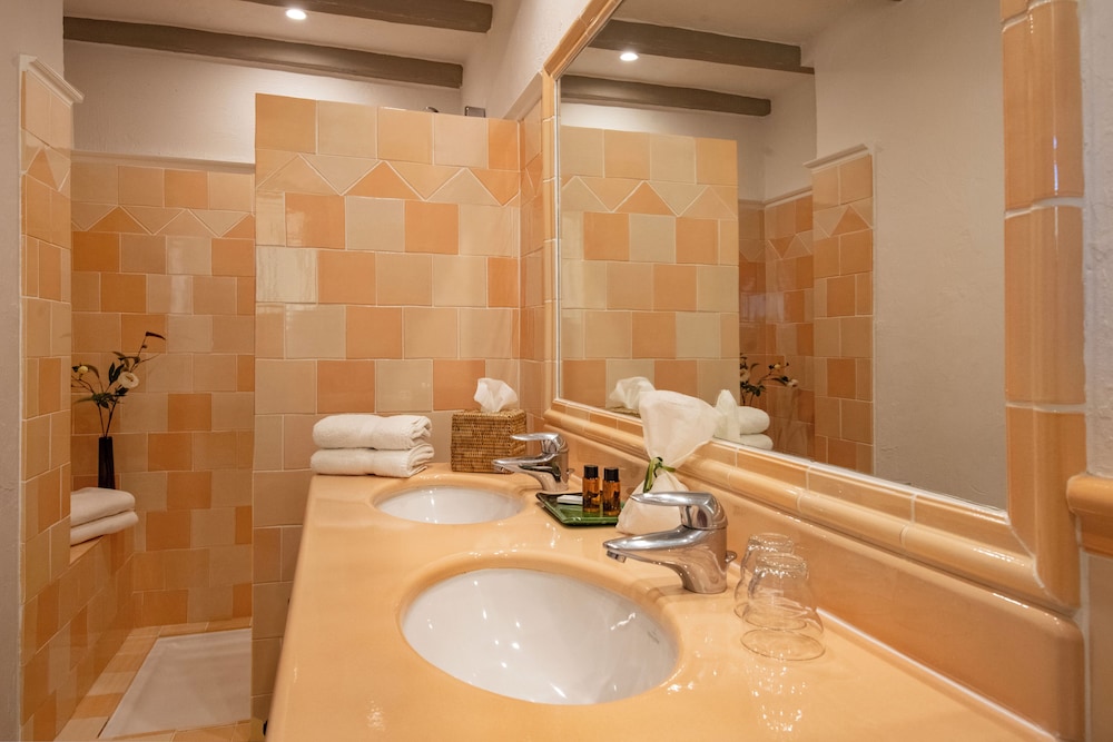 Deluxe Double Room - Photo 16