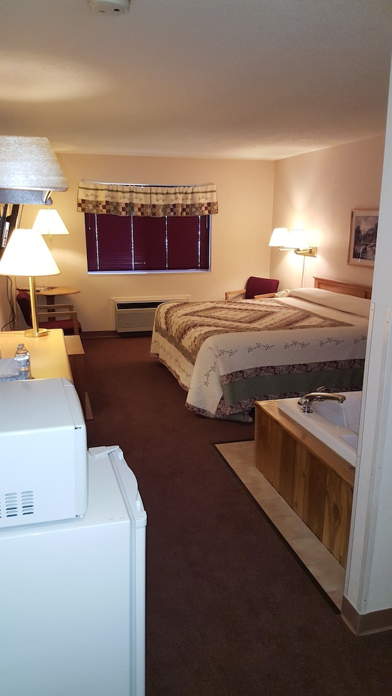 Deluxe Single Room, 1 King Bed, Non Smoking, Jetted Tub photo 3